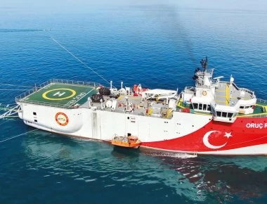 Η Άγκυρα ετοιμάζει μείζονα κρίση: Στέλνει πολεμικά πλοία & υποβρύχια μαζί με το Oruc Reis στην κυπριακή ΑΟΖ